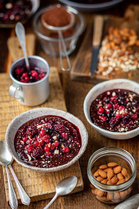 Schokoladenpudding in Schälchen mit Beeren