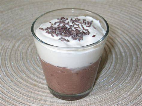 Schokoladenpudding mit Sahne und Schokospänen garniert
