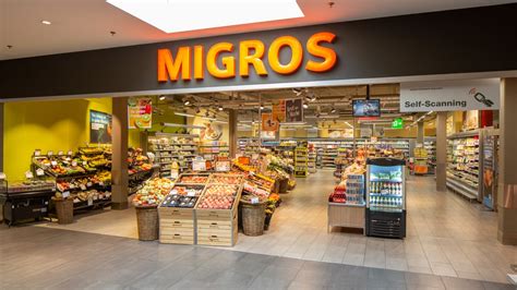 Schokoladenregal in Migros Filiale mit Frey Produkten