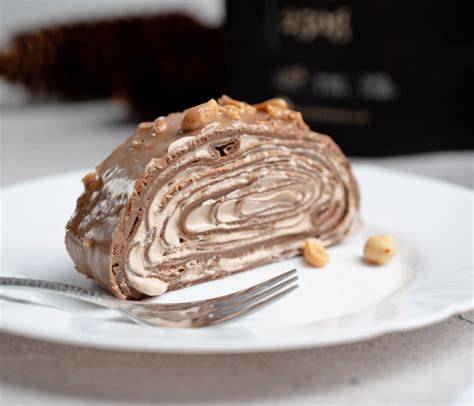 Schokoladenroulade mit Kakao und Schokoraspeln
