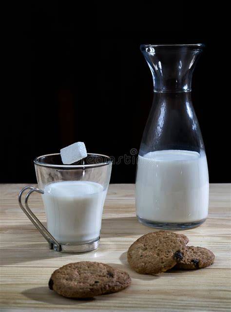 Schokoladensirup Flasche und Glas Milch