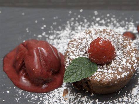 Schokoladensoufflé mit Eis und frischen Früchten auf einem Dessertteller