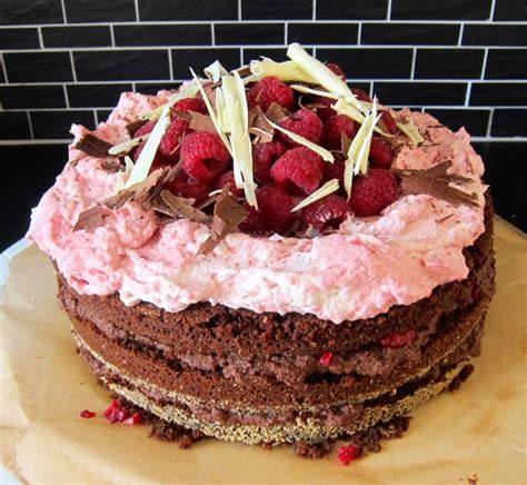 Schokoladenspäne und Himbeeren als Deko