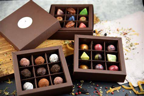 Schokoladenstückchen und Pralinen in einer Manufaktur