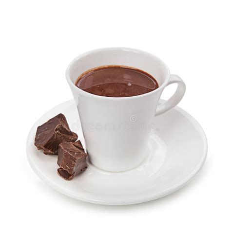 Schokoladenstücke und Milch in Messbechern