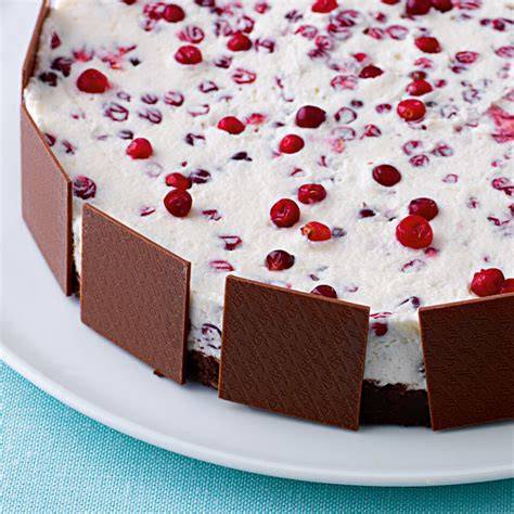 Schokoladenstreifen als Dekoration der Preiselbeer-Sahne-Torte