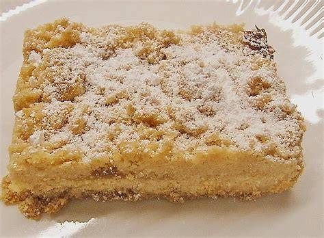 Schokoladenstreuselkuchen aufgeschnitten mit Aprikosenkonfitüre