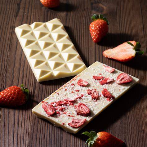 Schokoladentafel mit Erdbeeren, rosa und braune Schichten