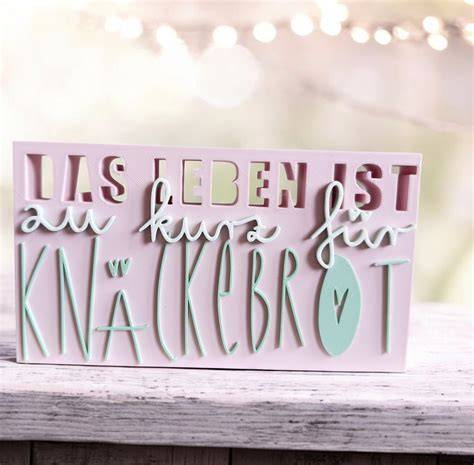 Schokoladentafel mit eingeprägtem Spruch „Das Leben ist zu kurz für Knäckebrot“