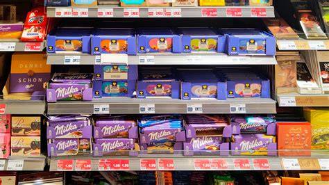 Schokoladentafeln im Edeka-Regal, Milka und Edekas Eigenmarken