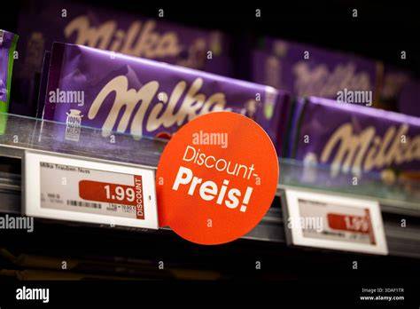 Schokoladentafeln im Supermarkt mit Preisschildern