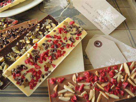 Schokoladentafeln mit Nüssen und Trockenfrüchten