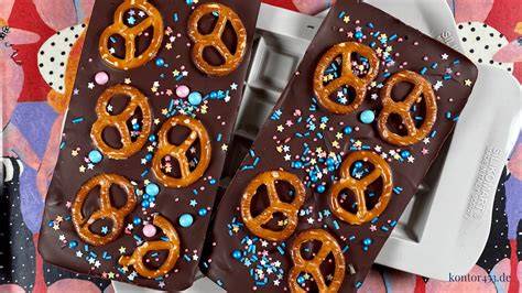Schokoladentafeln mit bunten Toppings auf Backpapier