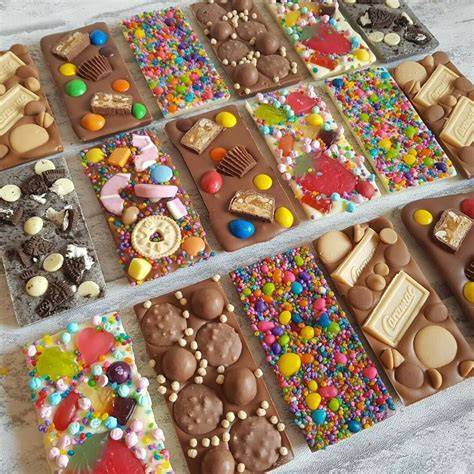 Schokoladentafeln mit verschiedenen Toppings