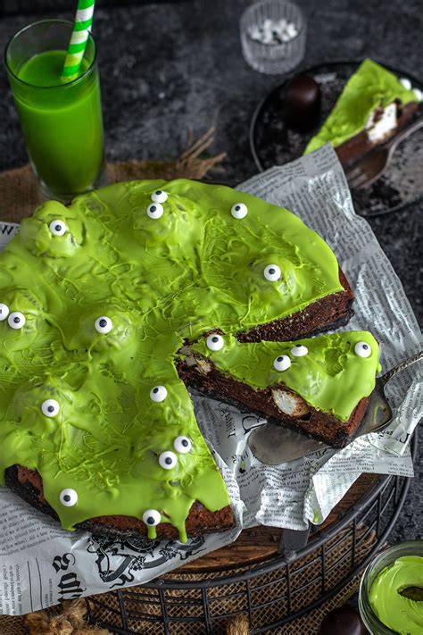 Schokoladentarte mit Slime-Monstern und Zuckeraugen