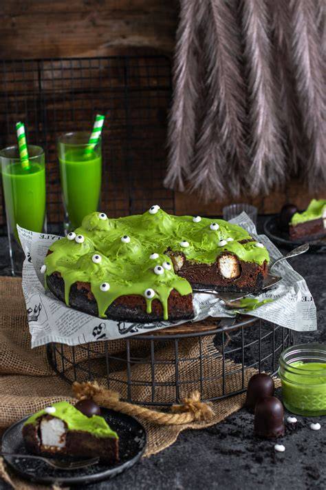 Schokoladentarte mit grünen Slime-Monstern