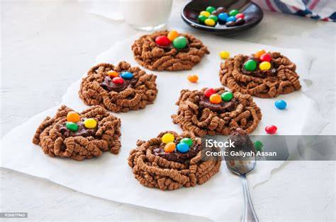 Schokoladentheke mit bunten Bonbons und Besuchergruppe