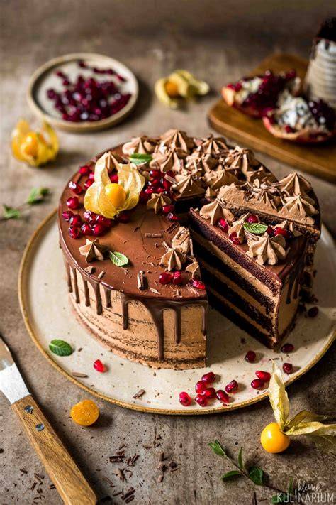 Schokoladentorte mit Nutella-Füllung und Buttercremendekor