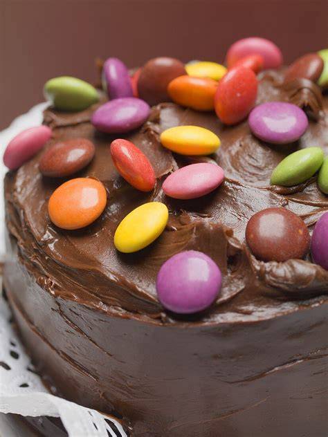 Schokoladentorte mit bunten Smarties obenauf
