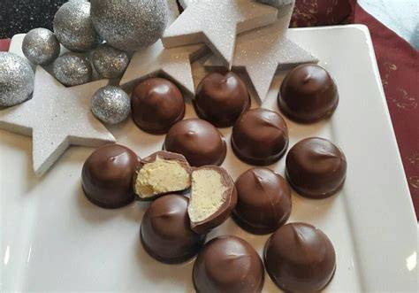 Schokoladentrüffel in Geschenkboxen und auf einem Keksteller