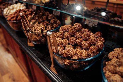 Schokoladenwerkstatt mit Pralinen und Skulpturen
