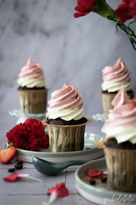 Schokoladige Creme auf Cupcakes und Torten