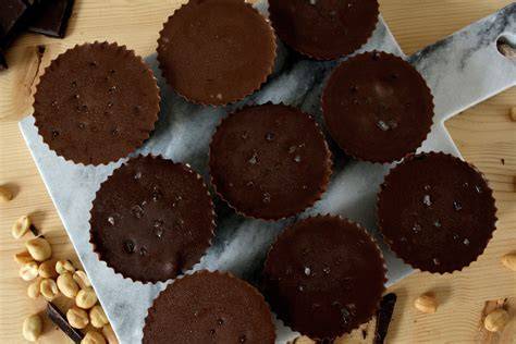 Schokoladige Erdnuss-Karamell-Cups mit Meersalz in Muffinförmchen