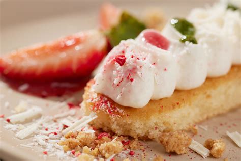 Schokoladige Löffelbiskuit-Törtchen mit Kokos und frischen Erdbeeren