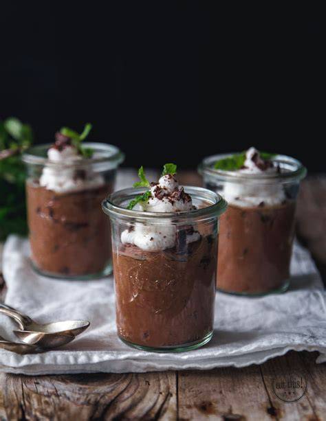 Schokoladige Mousse und essbare Deko zum Punsch