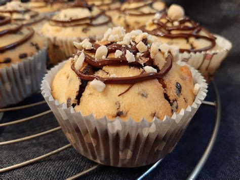 Schokoladige Muffins verschiedene Toppings