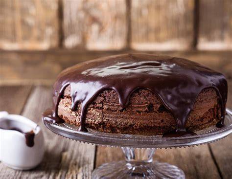 Schokoladige Nutella-Glasur auf fertigem Rührkuchen