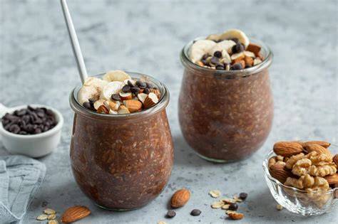 Schokoladige Overnight Oats mit Bananenscheiben und Nüssen