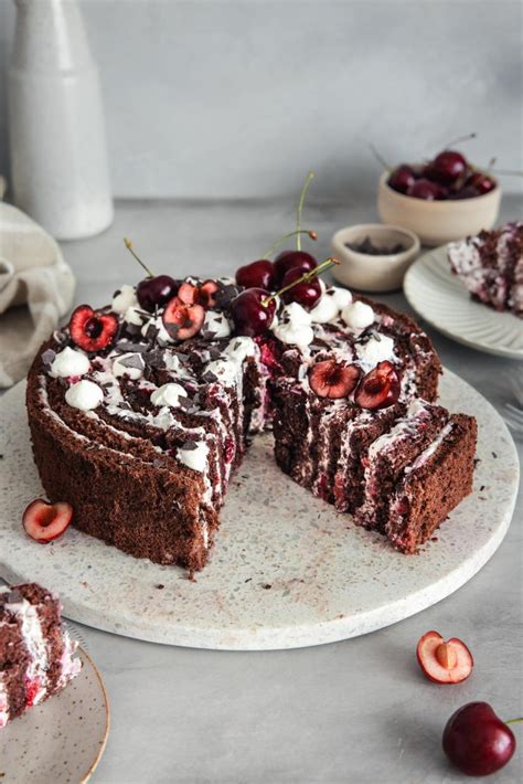 Schokoladiger Backpflaumen-Kuchen auf einer Tortenplatte angeschnitten
