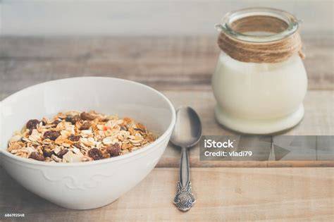 Schokoladiges Müsli in einer Schüssel mit Milch und Löffel