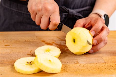Schokolieren und Dekorieren der Apfelringe