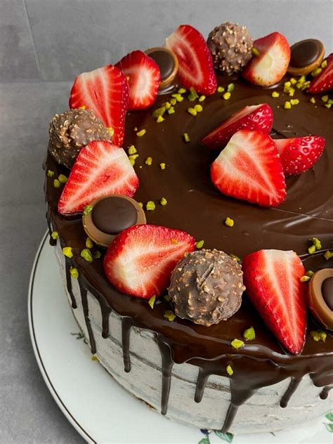 Schokolierte Erdbeeren auf Torte
