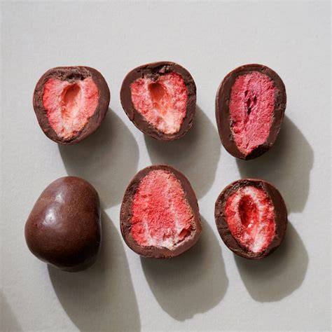 Schokolierte Früchte mit Nüssen