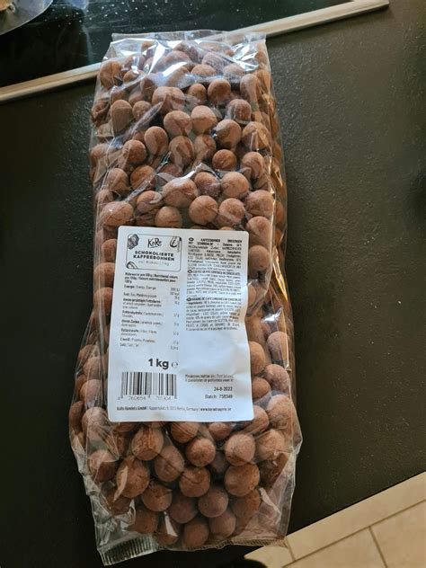 Schokolierte Rohkostpralinen mit Deko