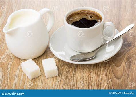 Schokomüsli-Schale mit Milch und Messlöffel Zucker