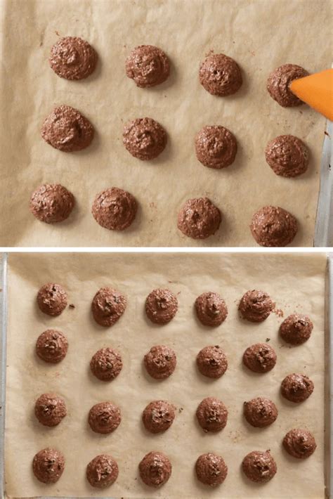 Schokomakronen im Ofen - Backblech vorbereitet