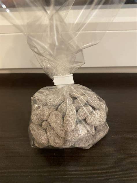 Schokomandeln in dekorativen Vorratsgläsern als Geschenk