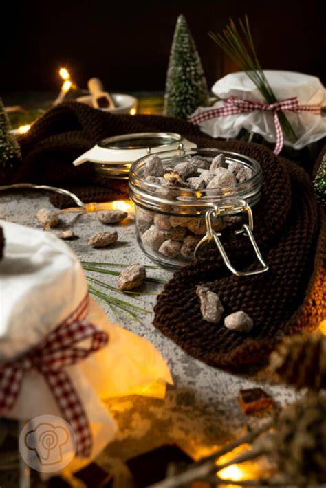 Schokomandeln und Zutaten arrangiert, winterliches Weihnachts-Dekor