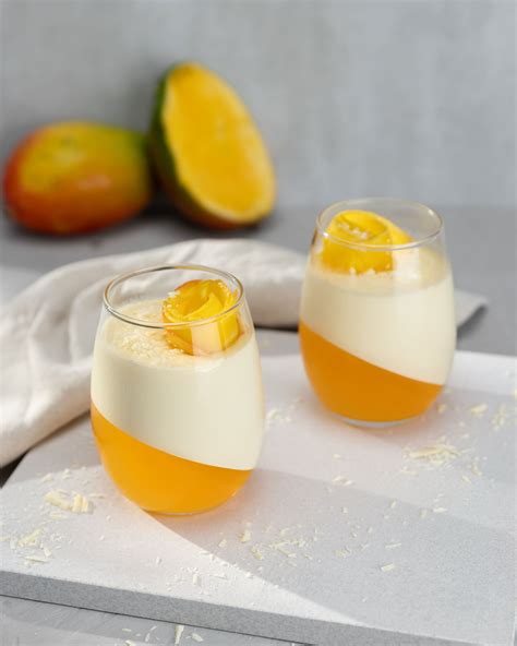 Schokomango-Dessert in kleinen Gläsern mit frischer Mango