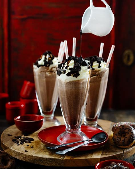 Schokomilchshake mit Schlagsahne und Schokosauce