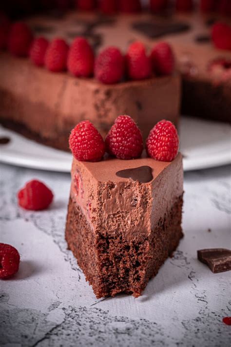 Schokomousse Torte mit Himbeerfüllung im Querschnitt
