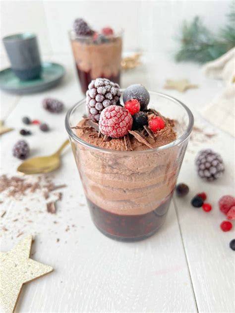 Schokomousse im Glas, vorbereitet am Vortag, mit Beeren