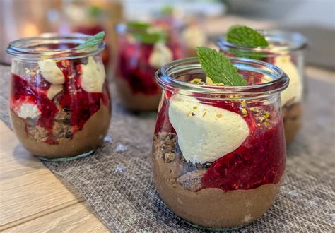 Schokomousse im Glas mit Beerenkompott