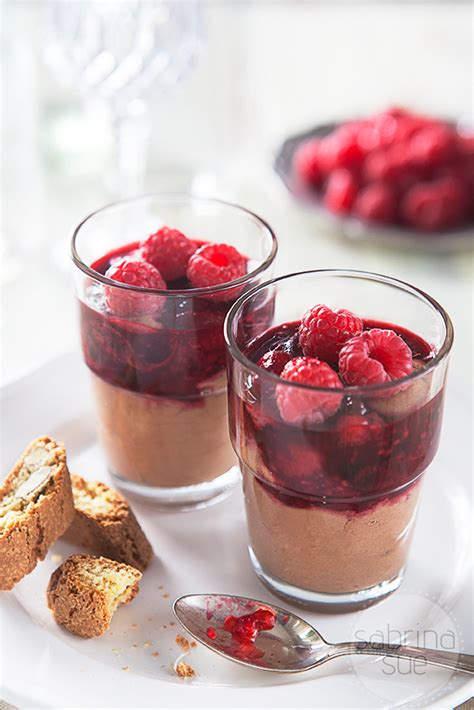 Schokomousse mit Himbeeren garniert