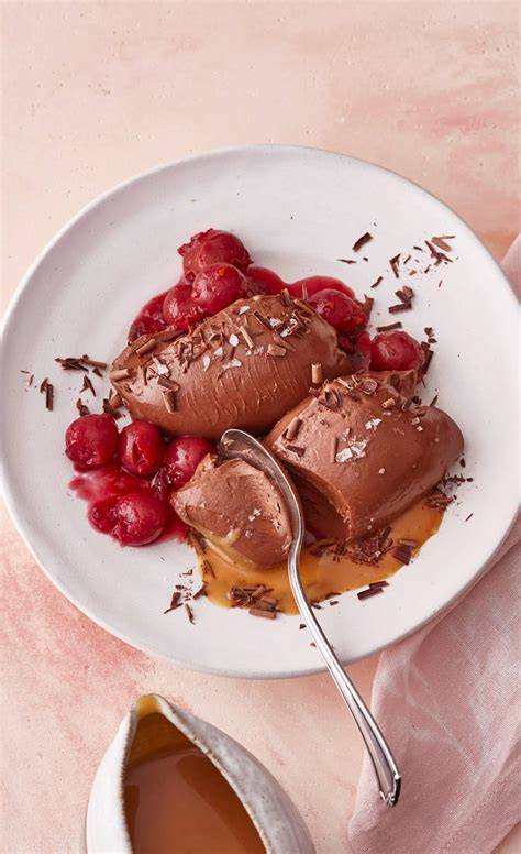 Schokomousse mit Himbeersauce dekorativ angerichtet