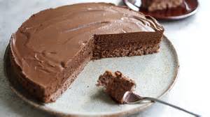 Schokomousse-Torte im Anschnitt auf Kuchenplatte